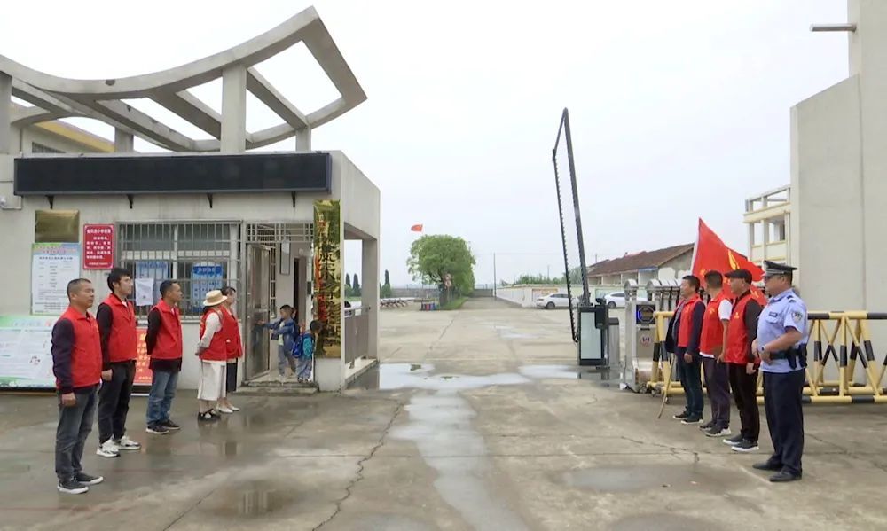 祝丰镇在金凤完小开展志愿“护校”行动