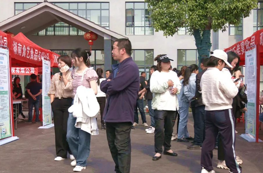 春暖花开 “职”等你来︱区人社局联合十美堂镇政府举办线下招聘会