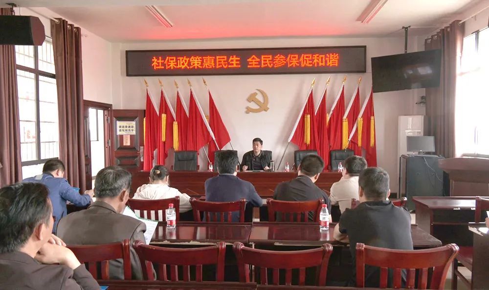 政策宣讲零距离 城乡居保添助力——区人社局开展“温暖居保”政策宣讲活动