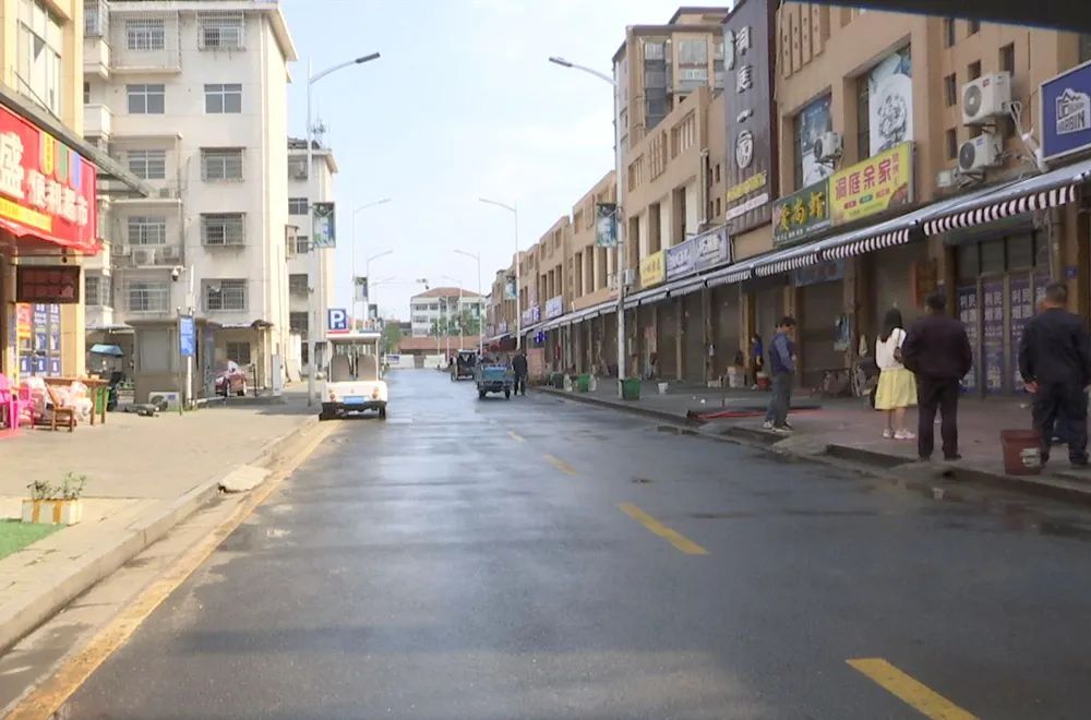 区综合行政执法局：贴心服务 为商户店主“遮阳挡雨”