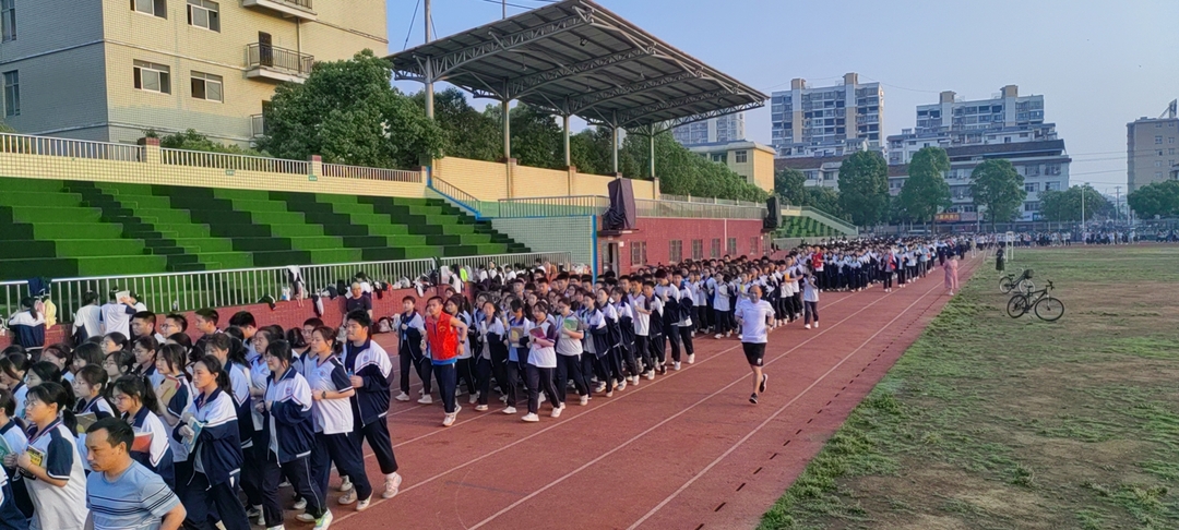 教育局长激情陪跑，用行动诠释体育教育