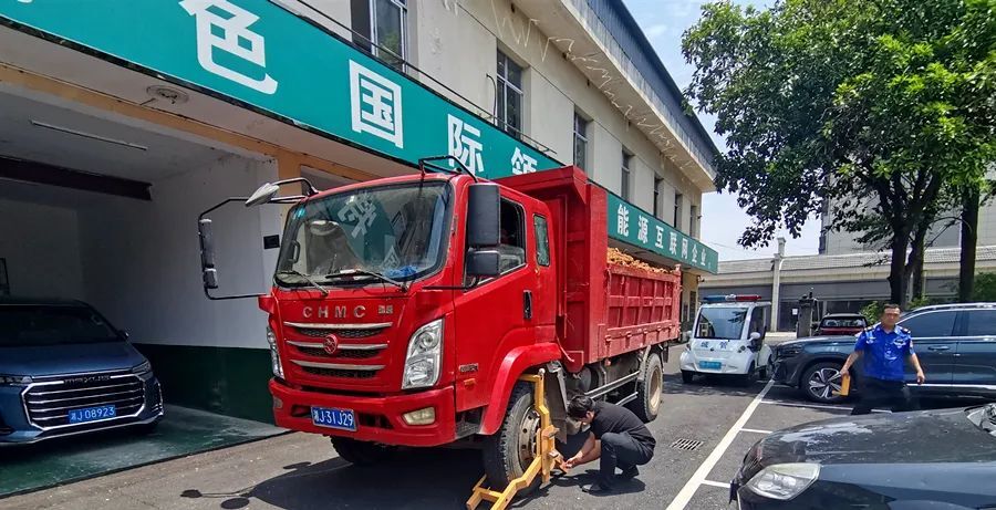 【交通顽瘴痼疾整治】综合行政执法局开展渣土车辆整治行动