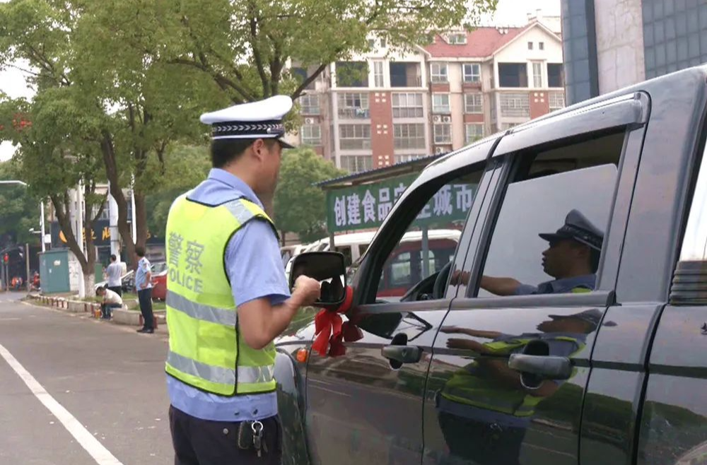 利剑行动︱区生环分局联合区公安分局交警大队开展柴油货车尾气排放检测行动