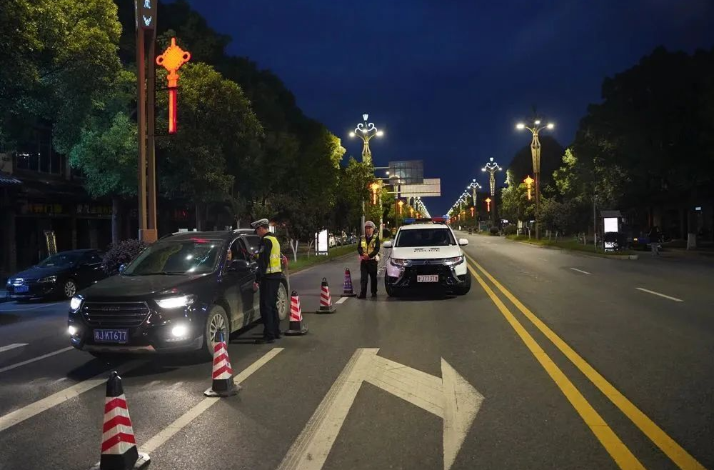 西洞庭交警大队夜查护平安