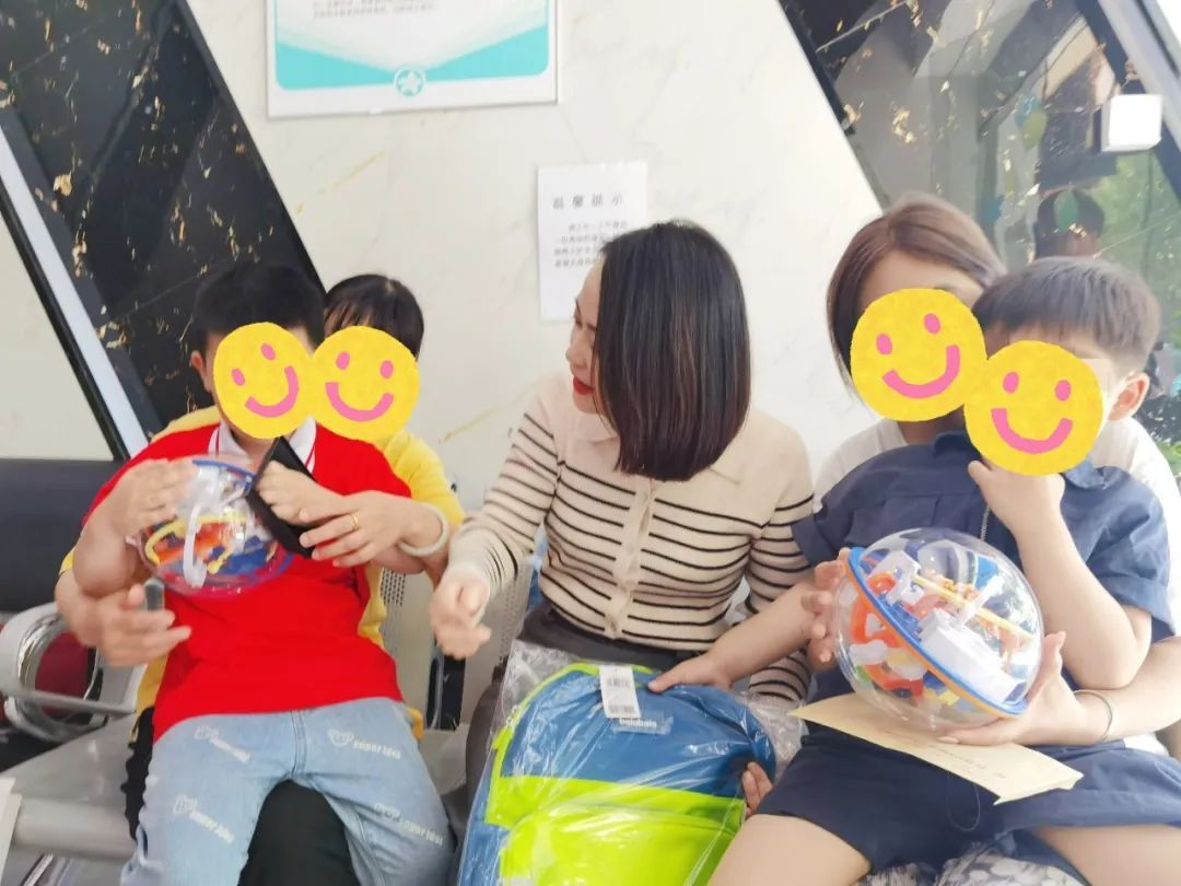 区残联组织开展“六一”儿童节慰问活动