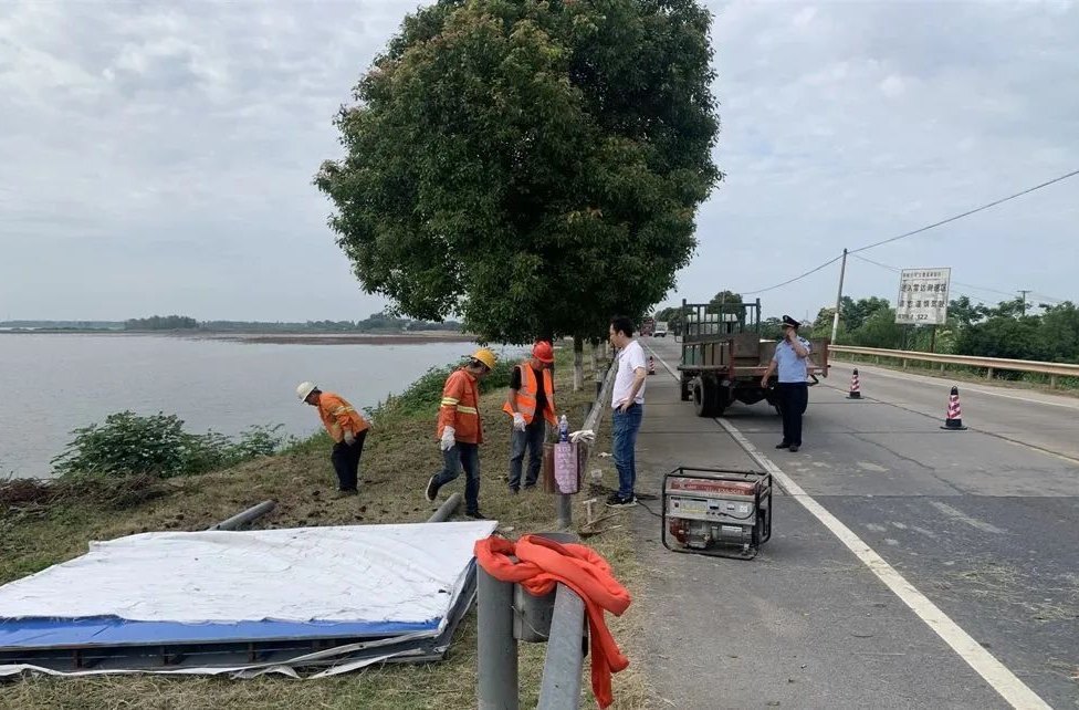 【交通顽障痼疾整治】区乡公路管理处清理“非标”优化路域环境