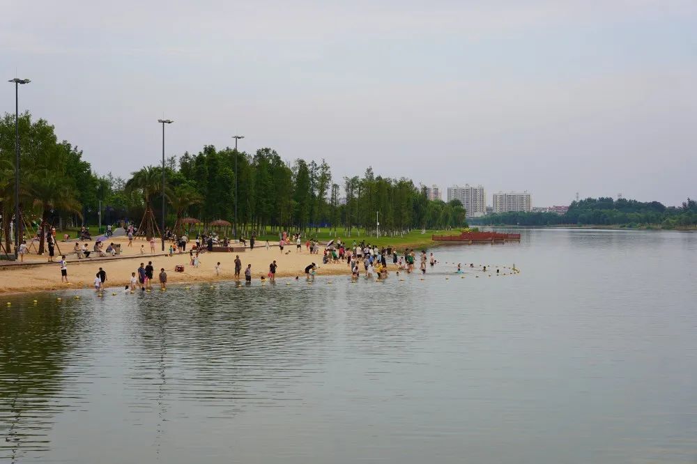 西洞庭沙滩乐园 好多人！