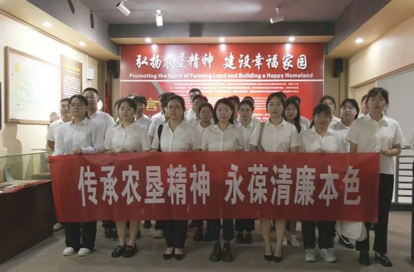 我区组织新入职青年干部实地参观学习