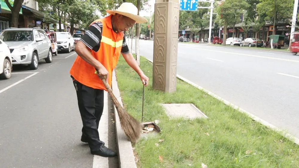 【记者走基层】致敬高温下的环卫工人