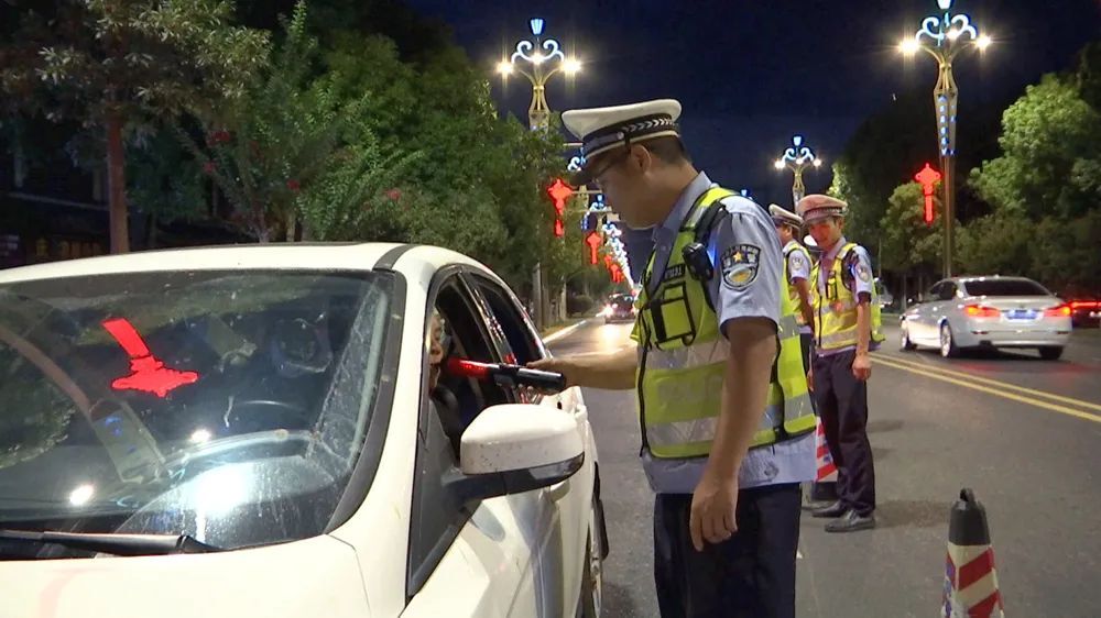 区交警大队开展夏夜治安巡查宣防集中统一行动