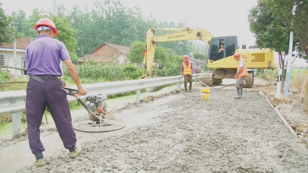 【记者走基层】致敬高温下的公路养护人