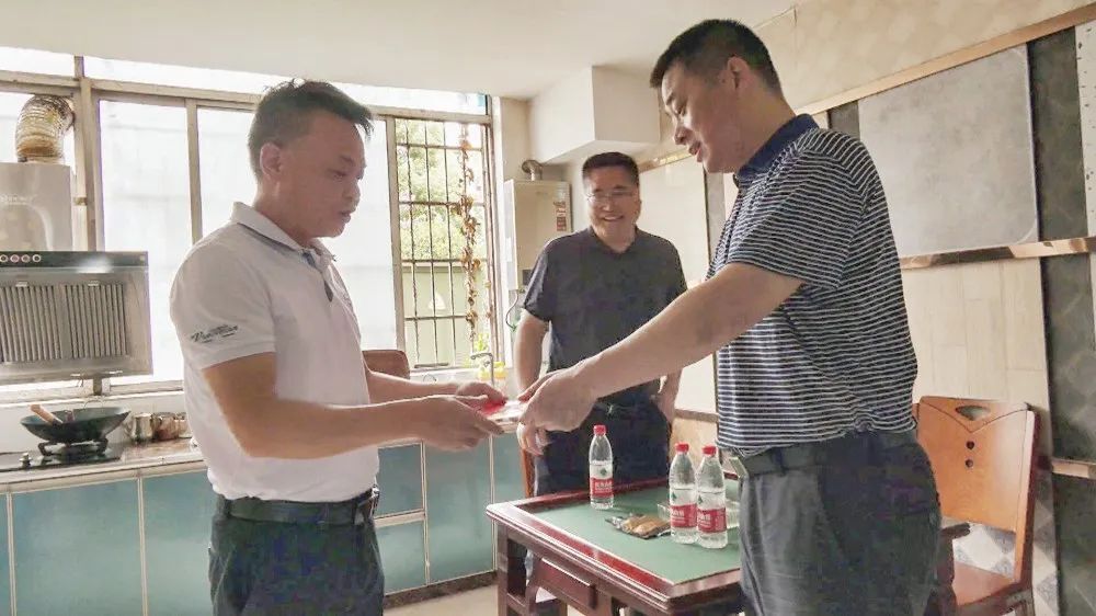 任立开展“八一”走访慰问活动