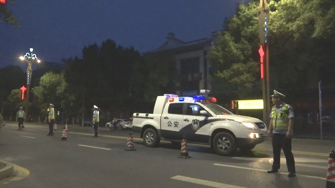 【交通顽瘴痼疾整治】​​区交警大队开展集中夜查​守护群众安全出行