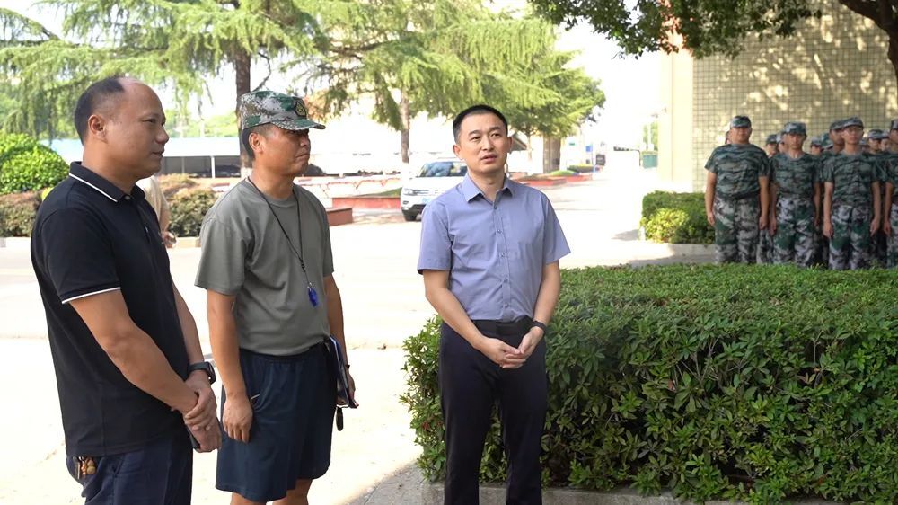 郑涵文前往西洞庭一中关心指导高一新生军训工作