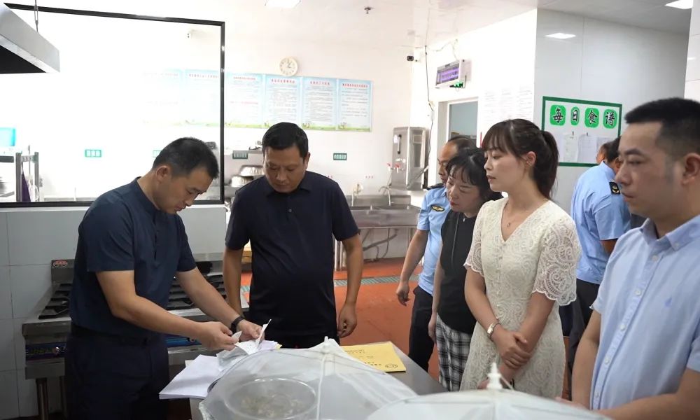 区领导带队督导校园食品安全工作