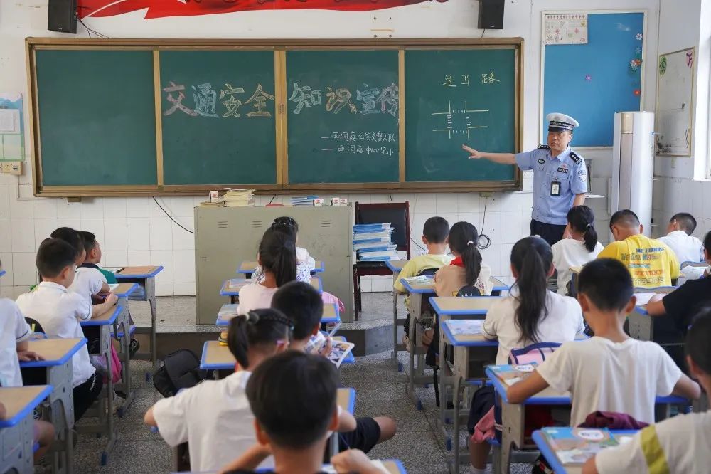 【交通顽瘴痼疾整治】区交警大队：交通安全宣传进校园 护航“开学季”