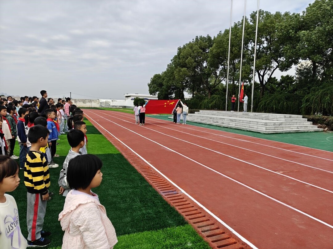 操场换新装 学校展新颜--望洲完小塑胶跑道竣工啦！