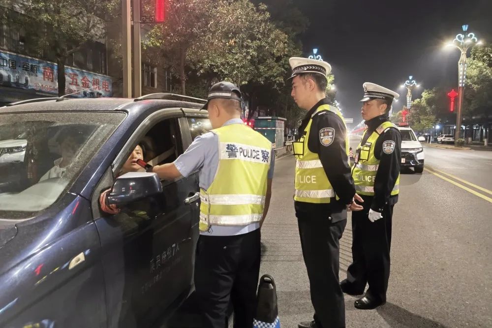 西洞庭交警：夜查酒驾在行动 守护平安不止步