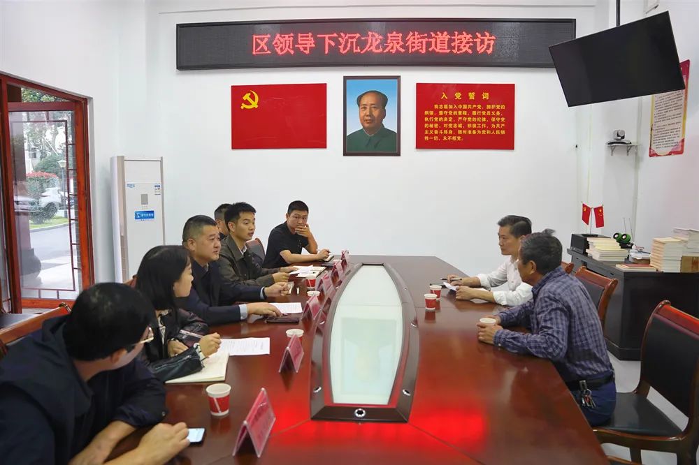 辛勤在龙泉街道育才社区下沉接访