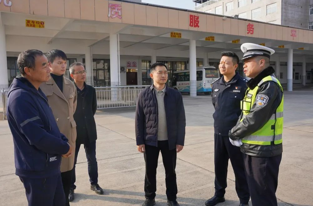郑涵文督导检查校车安全管理工作