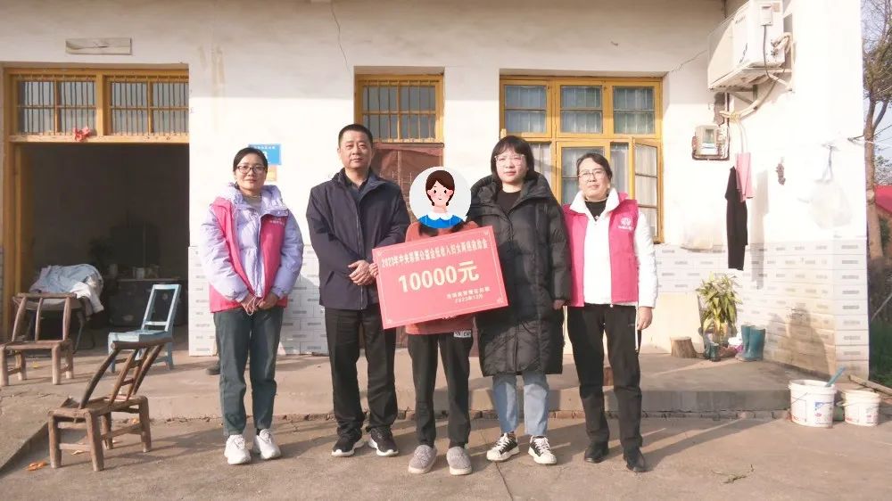 任立走访慰问“两癌”困难妇女