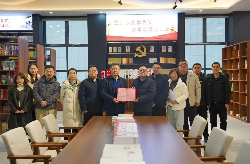 西洞庭：赠送廉政书籍 弘扬清廉文化