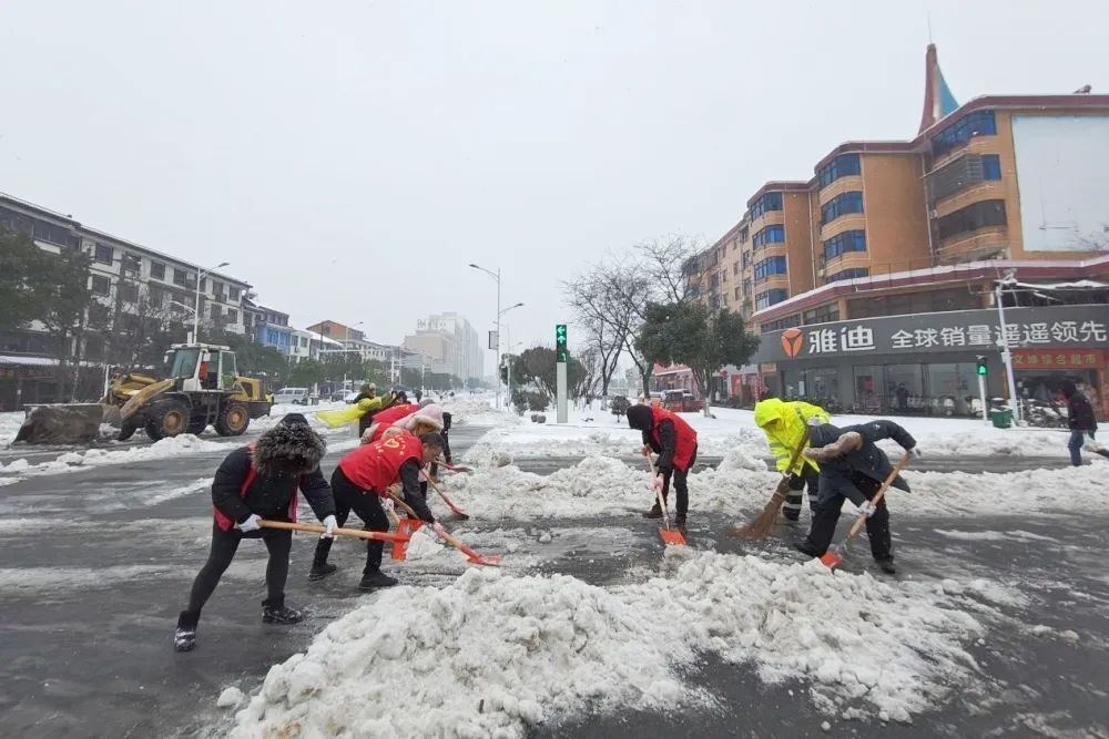 区住建（交通）局开展铲雪除冰志愿活动