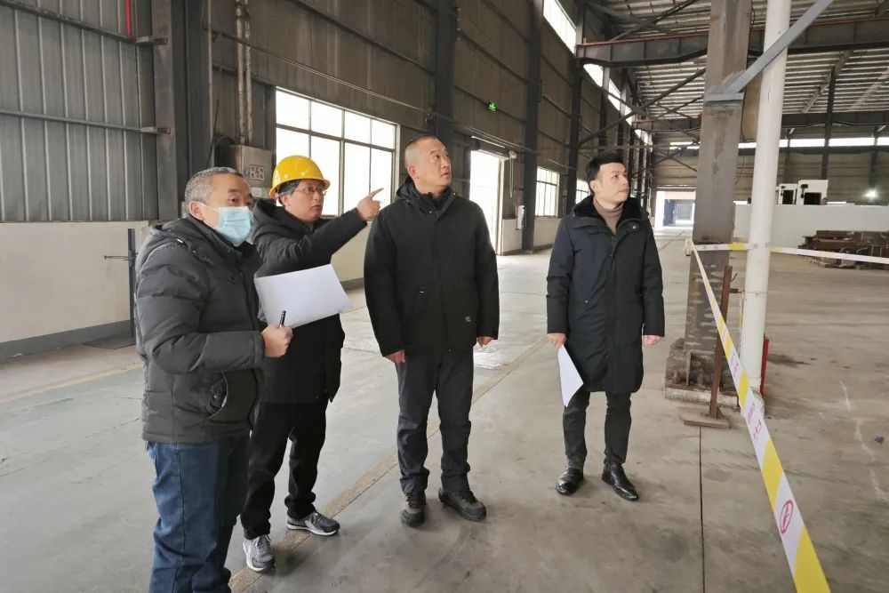 王亮督导检查新一轮雪后大跨度厂房安全生产工作