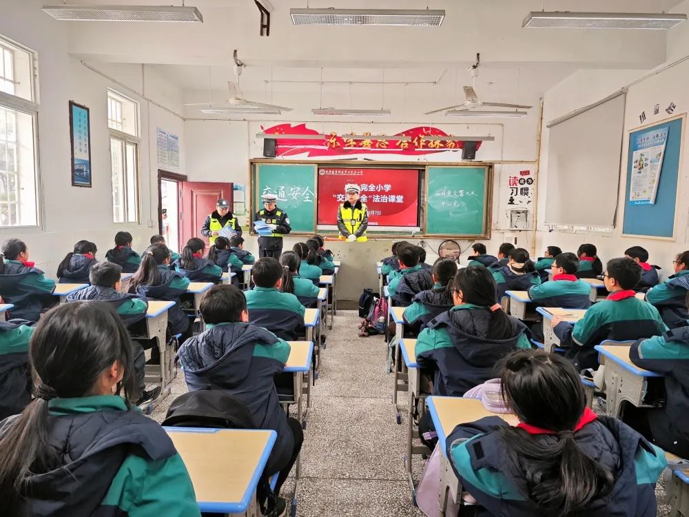 西洞庭交警：站好“护学岗”、上好“安全课”、点亮“平安路”