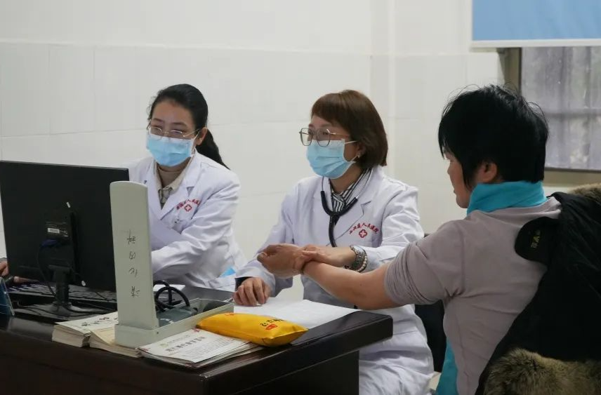 常德市第一中医院专家团来西洞庭人民医院开展义诊活动