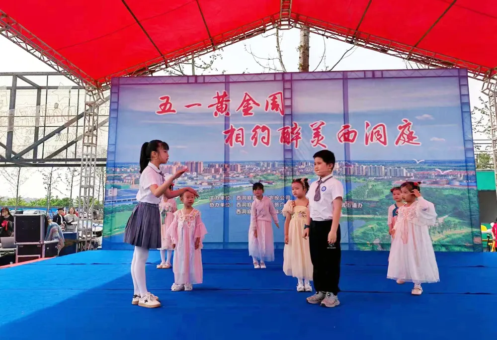 赏表演、看动物、玩互动：五一假期首日我区文旅活动精彩纷呈