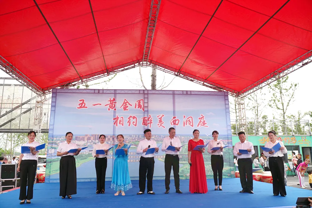 区老年大学举行庆“五一”文艺汇演