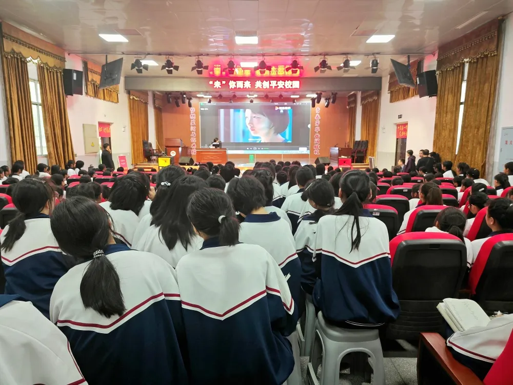 区政法委：“利剑护蕾”进校园 守护少年的你