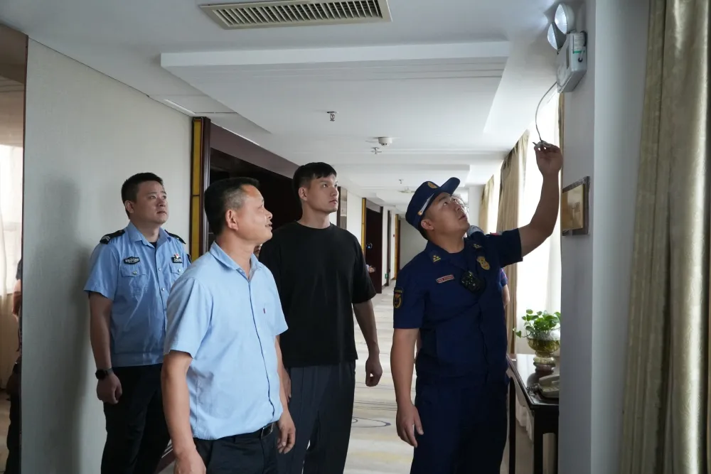 【护航高考】区教育局联合多部门深入辖区高考住宿场所开展安全检查 织密高考期间安全“防护网"
