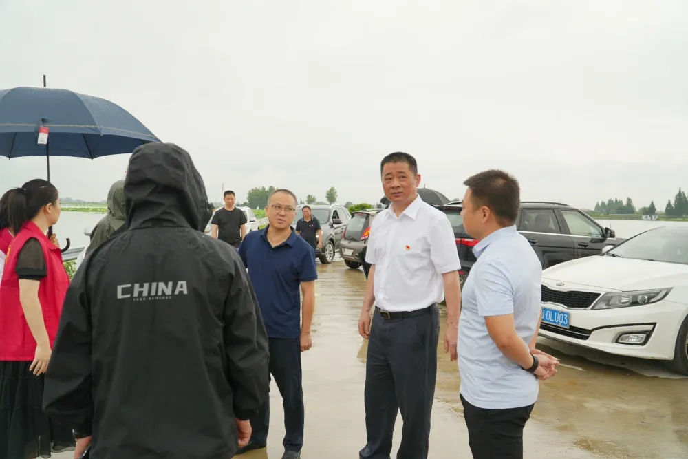 区工会开展抗洪救灾“送清凉”慰问活动