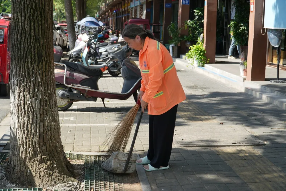烈日下的坚守 | 环卫工人：用辛勤和汗水为城市“梳妆”