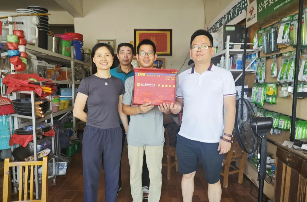 来自国防科大！西洞庭学子的录取通知书顺利派送中……