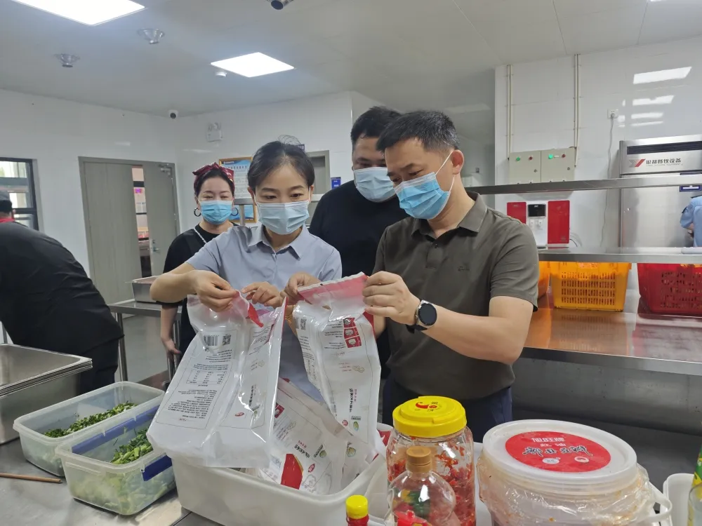 郑涵文带队督导检查校园食品安全工作 确保师生吃上放心餐