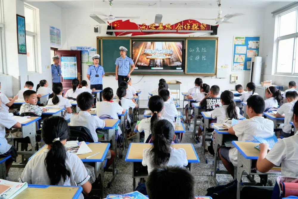 交通安全进校园 平安快乐上下学——区公安分局交警大队开展交通安全宣讲活动