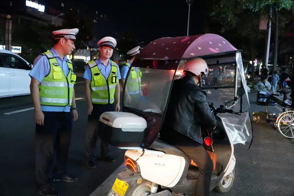国庆假期最后一天——区公安分局交警大队“警”锣密“布”保畅通 护航平安返程路
