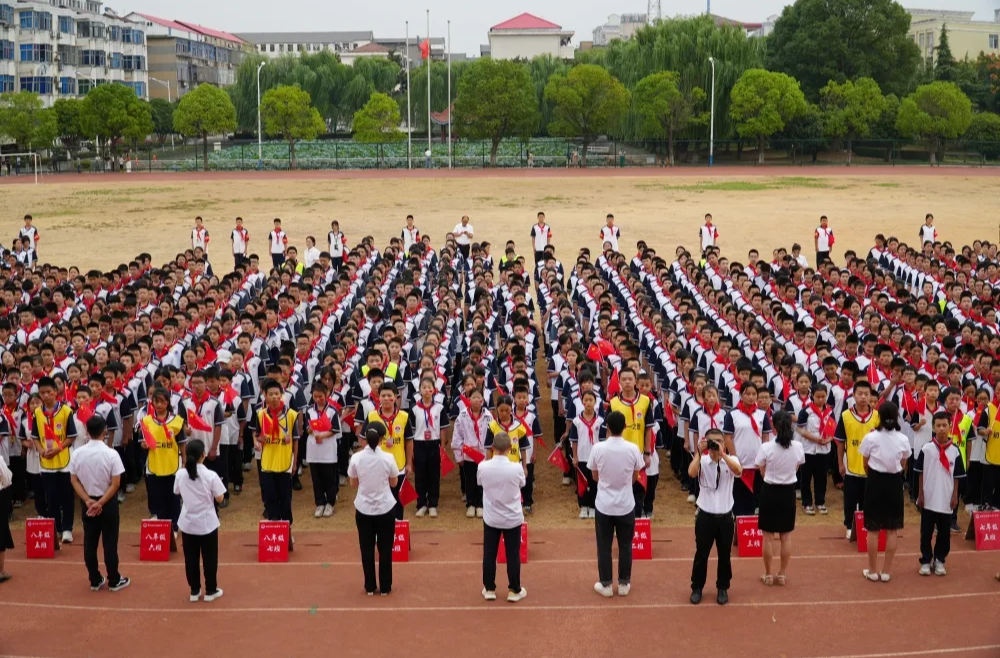 庆祝中华人民共和国成立75周年，西洞庭一中举行升旗仪式