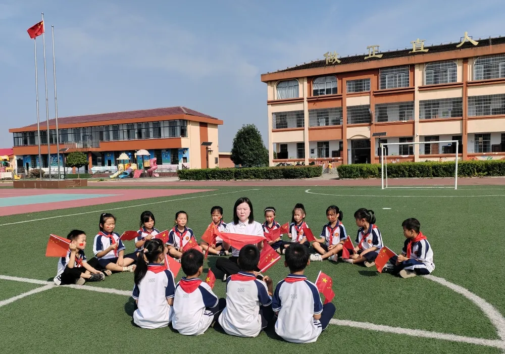 绘祖国山河，赞盛世华章——区龙泉完小举行庆国庆活动