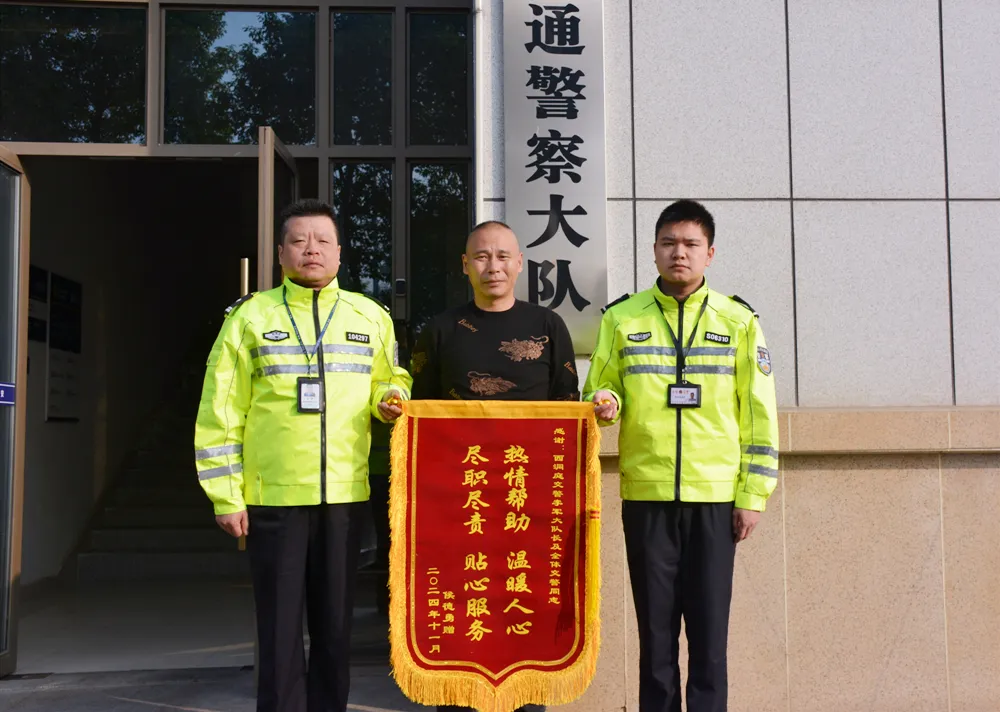 区公安分局交警大队：暖心救助侧翻大货车，有“警”无险～让深秋充满“温度”