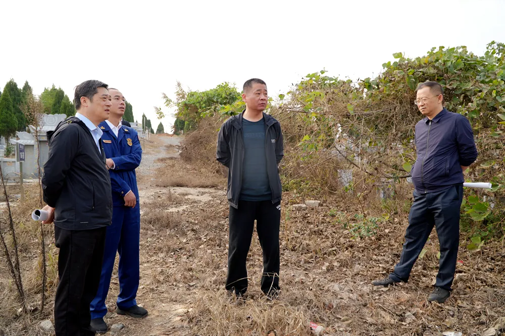 任立带队前往“三山”公墓调研消防通道解决问题