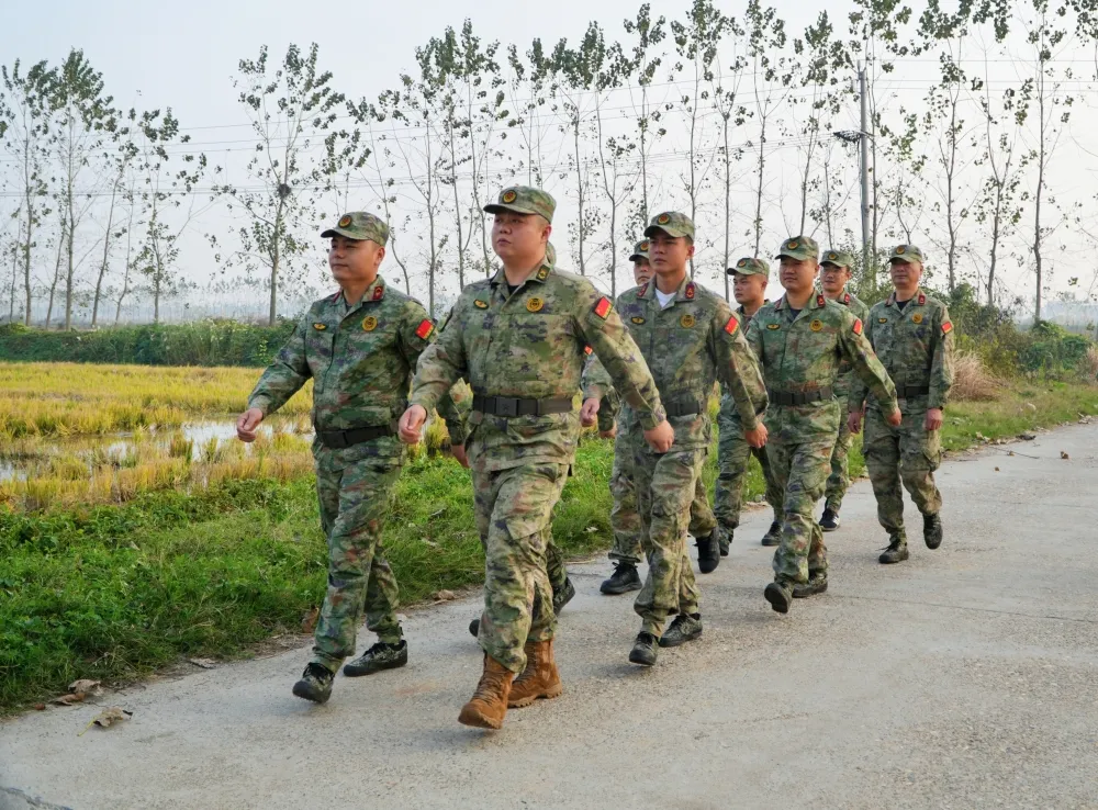 祝丰镇组织“民兵绿”开展秸秆禁烧宣传、巡查 筑牢秸秆禁烧“迷彩防线”