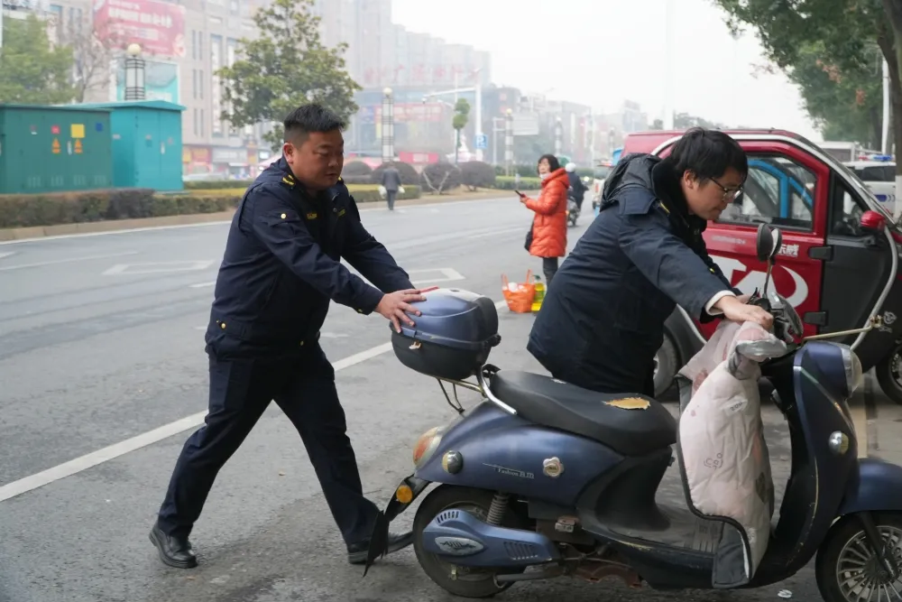 扮靓市容迎新春 干干净净过大年｜区综合行政执法局开展联合整治行动 让西洞庭有“颜”更有“序”！