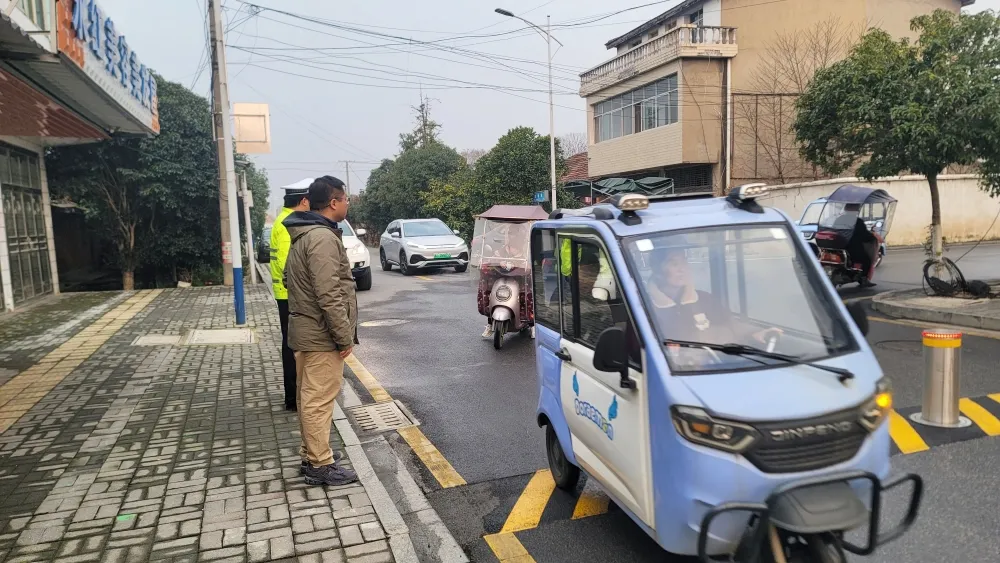 龙泉街道：践行雷锋精神，点亮交通安全 “信号灯”