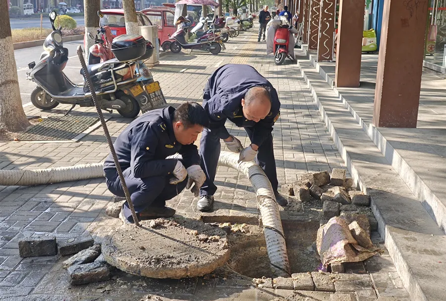 办实事 解民忧︱龙泉街道育才社区联合区综合行政执法局：疏通管道油污堵 解决群众烦心事