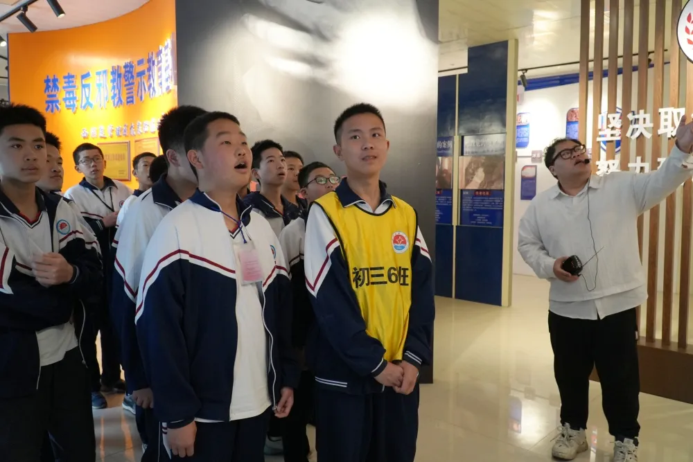 龙泉街道组织学生参观禁毒反邪教警示教育基地