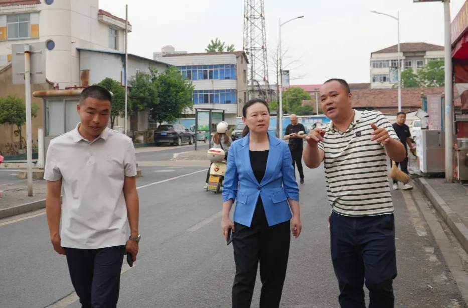 叶春华调研龙泉街道城镇管理与基层治理等工作